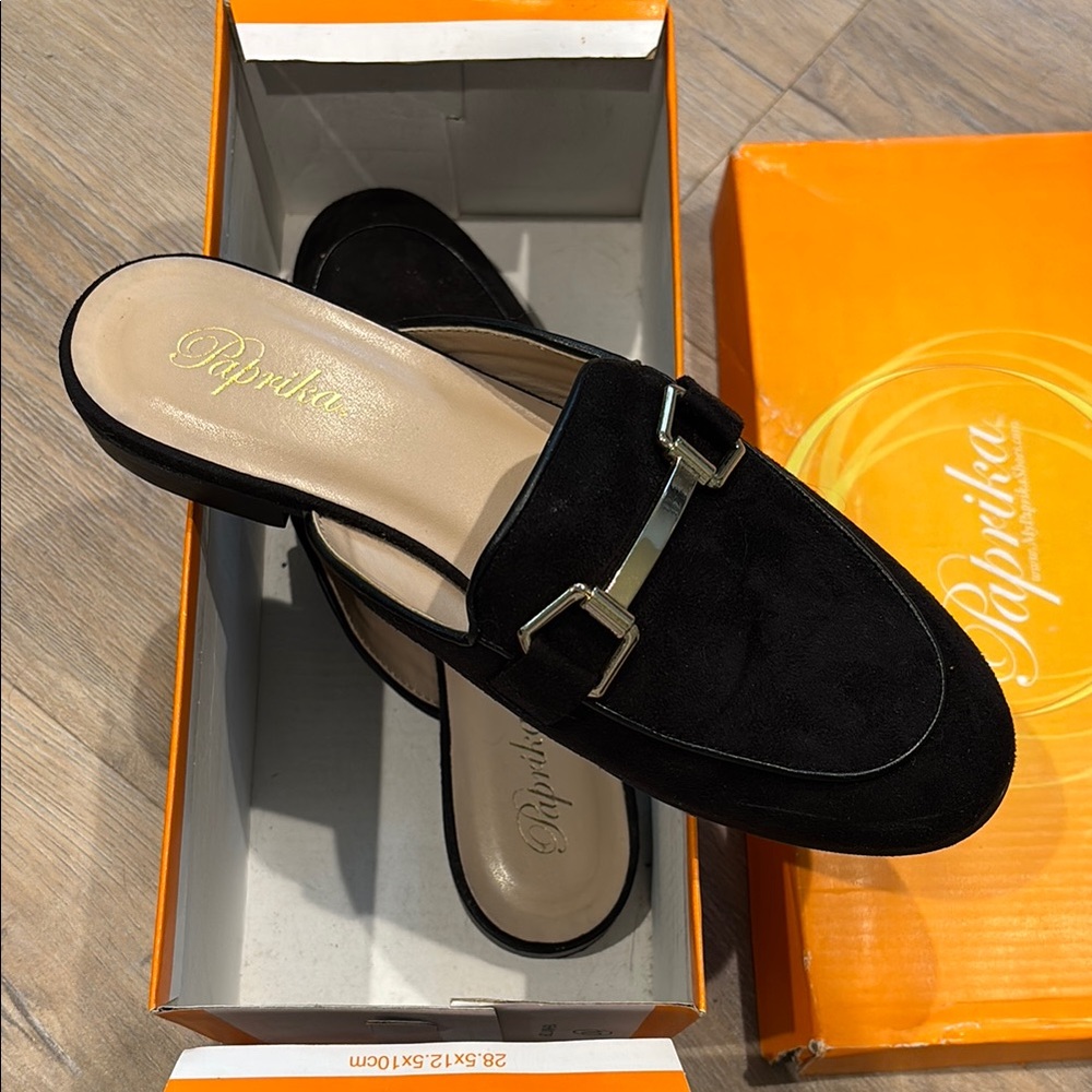 PAPRIKA BLACK LOAFERS